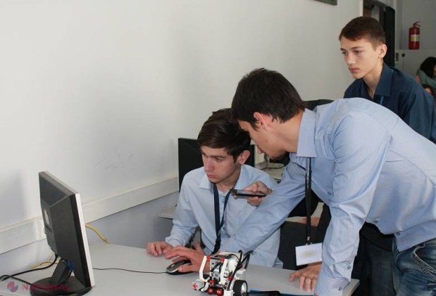 Elevii unui colegiu din Chișinău construiesc ROBOȚI