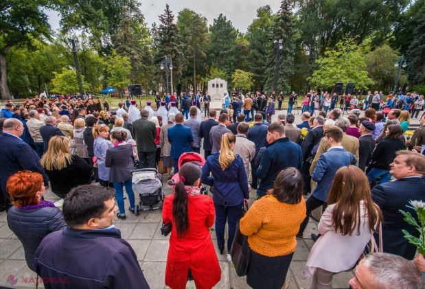 FOTO // Mihai Ghimpu, la reinstalarea monumentului lui Alexei Mateevici, Simion Murafa și Andrei Hodorogea: „Să învățăm a ne cinsti eroii”