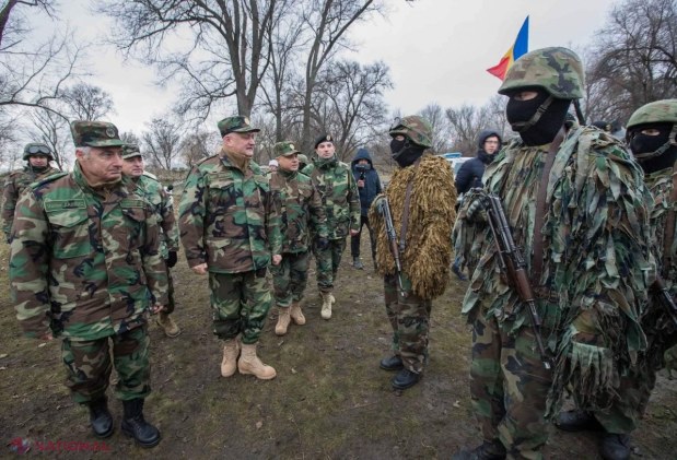 FOTO // Dodon, de la soldat, la comandant: Președintele a primit o UNIFORMĂ personalizată și bocanci americani