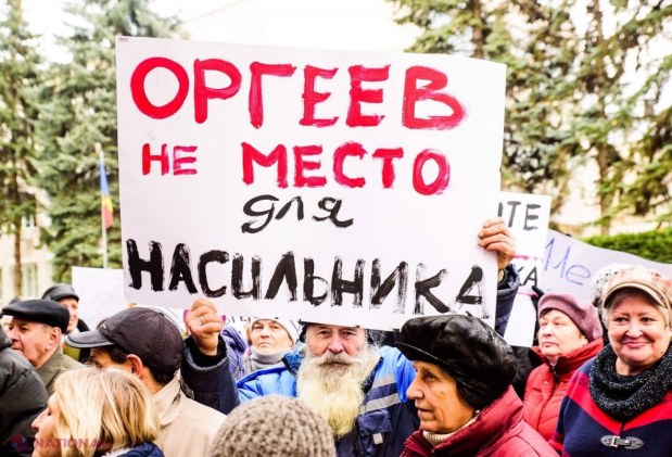 FOTO // Andrei Năstase și Maia Sandu, huiduiți la Orhei. Sute de protestatari i-au acuzat pe cei doi politicieni că ar „sprijini un violator”