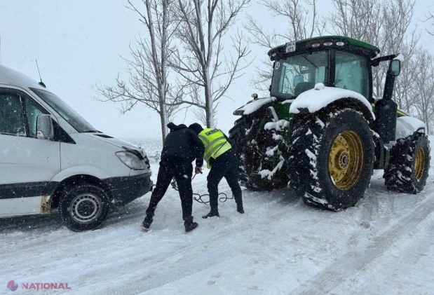 FOTO // Ninsori ABUNDENTE în nordul R. Moldova. Mai multe camioane rămân blocate, iar Poliția interzice deplasarea unităților de transport care circulă cu anvelope de vară. Circulație complicată și la frontiera moldo-română
