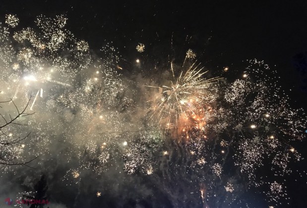 VIDEO, FOTO // REVELION cu focuri de ARTIFICII spectaculoase la Târgul de Crăciun. Cei prezenți au asistat la un concert susținut de „Gândul Mâței”, „Brio Sonores”, „Noroc” și Vali Boghean Band