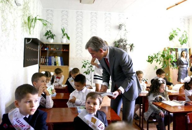 POZE // Premierul Leancă a împărțit ABECEDARE, dar e cu gândul la BAC 2014