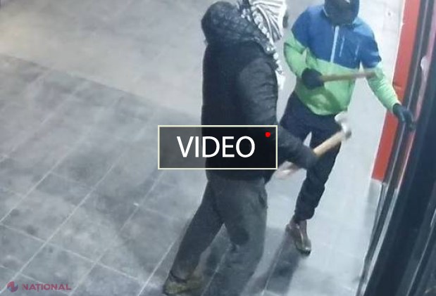 VIDEO // Cu bâte în mâini și cagule pe față, doi indivizi SPARG unul după altul terminalele de plată din Chișinău: Îi recunoașteți?