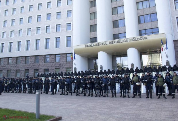 Șase milioane de lei pentru PREMIEREA polițiștilor care au apărat casa și oficiul lui Vlad Plahotniuc pe 24 aprilie