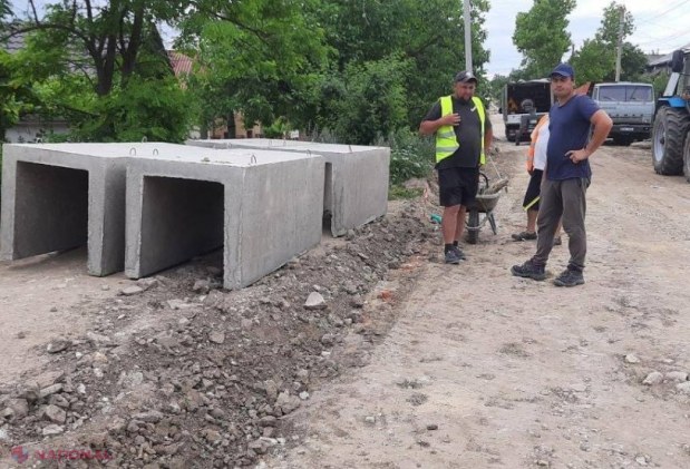 FOTO // Echipa Partidului „ȘOR” continuă reparația drumurilor din Taraclia
