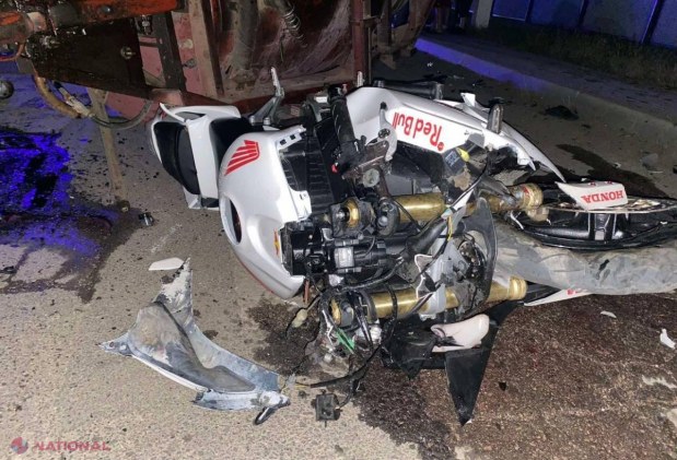 FOTO Grav accident la Dondușeni: Două persoane au decedat după ce s-au ciocnit cu motocicleta în cisterna unui tractor
