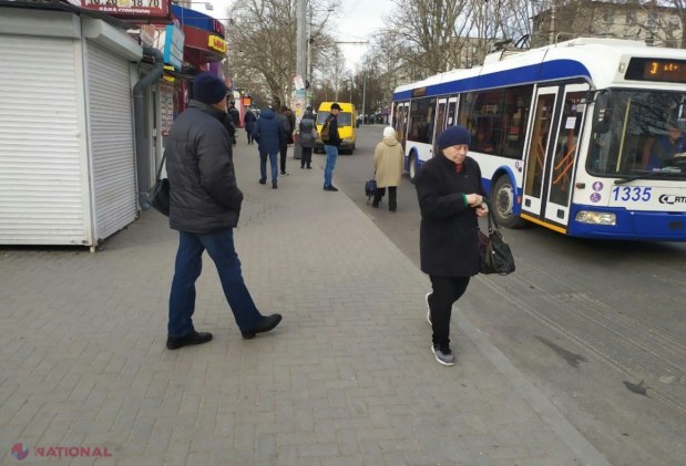 FOTO // Circulația transportului public din Chișinău s-a făcut sub SUPRAVEGHEREA carabinierilor. Ce RESTRICȚII au fost impuse pentru pasageri