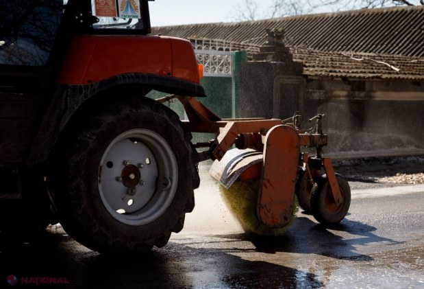 FOTO, VIDEO // Primarul „Comunei de Vis”, Marina Tauber, a SPĂLAT CU ȘAMPON străzile asfaltate din Jora de Mijloc