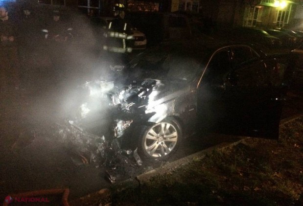 FOTO // Două mașini au fost DISTRUSE de flăcări noaptea trecută în sectorul Botanica