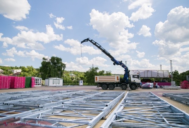 FOTO // Primele imagini cu roller-coasterul de la „OrheiLand”. Muncitorii au început montarea acestuia. INAUGURAREA va avea loc la 1 iunie