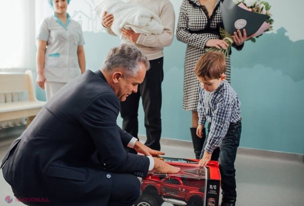 FOTO // Vlad Plahotniuc a fost la maternitate: „Echipa noastră a spus „Bun venit pe lume!” la peste 12.000 de micuți”