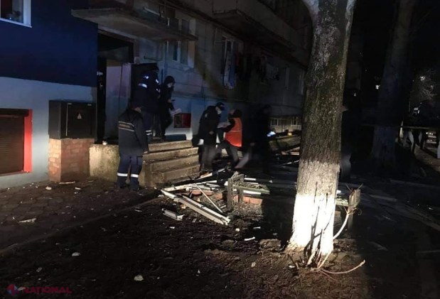 FOTO // EXPLOZIE într-un bloc de locuit de la Botanica: Doi copii, inclusiv un bebeluș de un an, și o femeie au ajuns la spital. Toate geamurile și ușile de la primul până la ultimul etaj au fost sparte