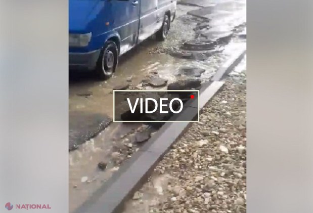 POTOP // Un drum de la Comrat arată ca după BOMBARDAMENTE din cauza ploilor din ultimele zile