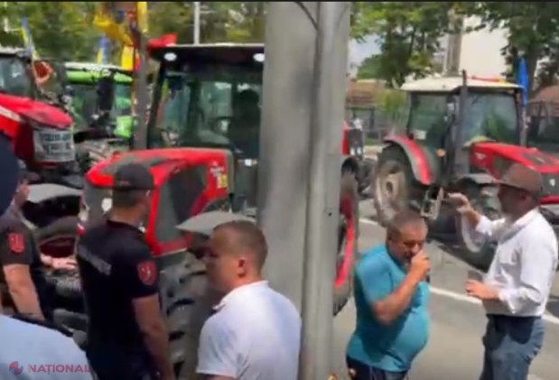 VIDEO // Situație tensionată în centrul capitalei. Agricultorii protestatari au încercat să intre cu TRACTOARELE pe scările Parlamentului. În fața fermierilor a ieșit spicherul Igor Grosu: „Au fost identificate 200 de milioane de lei”
