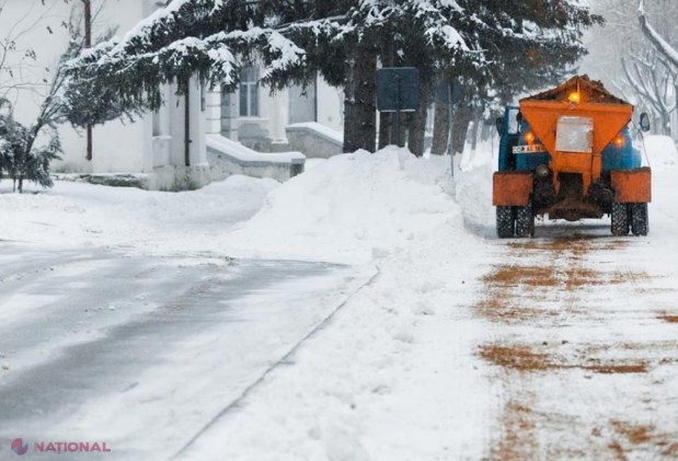 FOTO // Autoritățile din Orhei au curățat și deszăpezit nu doar drumurile, dar și CURȚILE blocurilor
