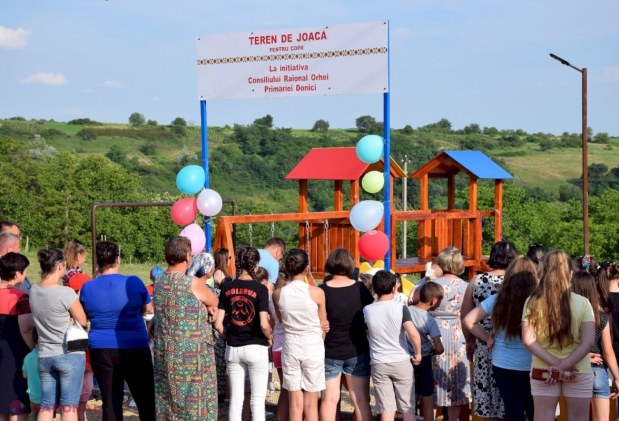 FOTO // În raionul Orhei sunt INAUGURATE săptămânal câteva terenuri de joacă pentru copii