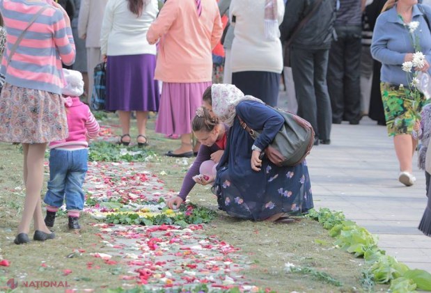 REPORTAJ FOTO Patriarhul Kiril a oficiat liturghia din faţa Catedralei mitropolitane
