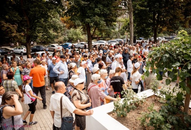 Un nou PROTEST organizat în susținerea Marinei Tauber. Adunați în fața Curții de Apel Chișinău, membrii și simpatizanții Partidului „ȘOR” cer eliberarea deputatei din arest