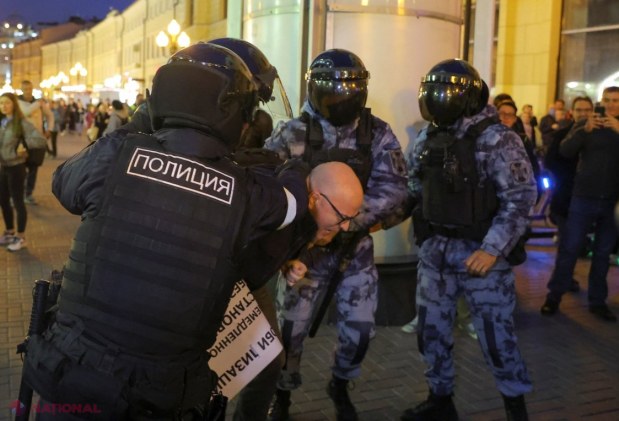 FOTO // Liderul de la Kremlin a început LUPTA împotriva propriilor cetățeni: „Trimiteţi-l pe Putin în tranșee!”. 1 300 de protestatari arestaţi în 40 de oraşe în Rusia. Cum au reacționat rușii la mobilizarea lui Putin