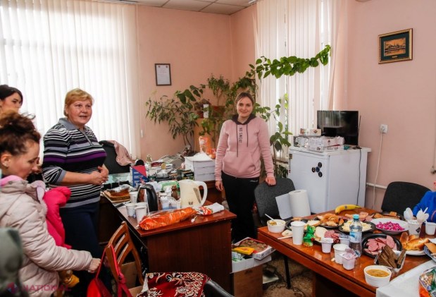 FOTO // Refugiații ucraineni, RECUNOSCĂTORI R. Moldova și Maiei Sandu pentru primirea de care au avut parte. Șefa statului a fost CUPRINSĂ de ucrainenii care s-au pomeni pe drumuri din cauza BOMBARDAMENTELOR lui Putin