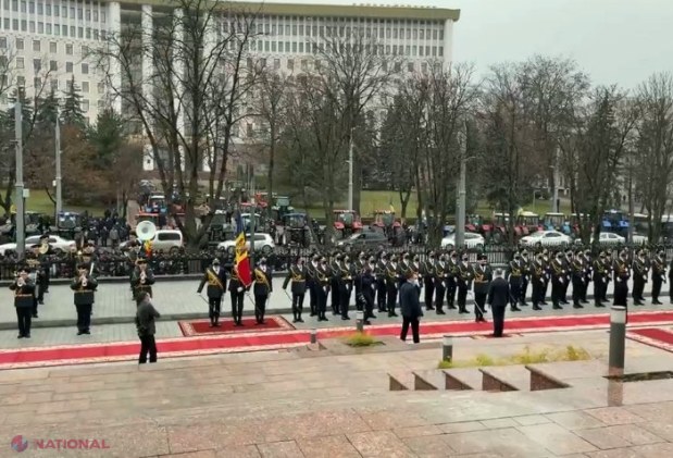 FOTO, VIDEO // Igor Dodon, HUIDUIT în momentul în care a părăsit sediul Președinției. Mașina care l-a așteptat pe SCĂRILE instituției a plecat în trombă