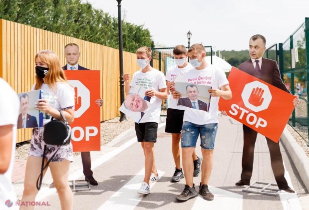 FOTO // Flashmob inedit la „OrheiLand”: Dodon și Chicu, în rol de „PAZNICI” la intrarea în parcul de distracții: „Este rușinos că regimul Dodon, prin intermediul poliției, amenință și luptă cu proprii cetățeni”