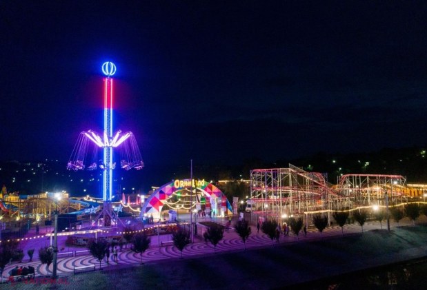 FOTO, VIDEO // Partidul „ȘOR” a dăruit „OrheiLand”-ului un CARUSEL unic. „Star Tower” are o înălțime de 30 de metri și poate lua la bord 20 de persoane