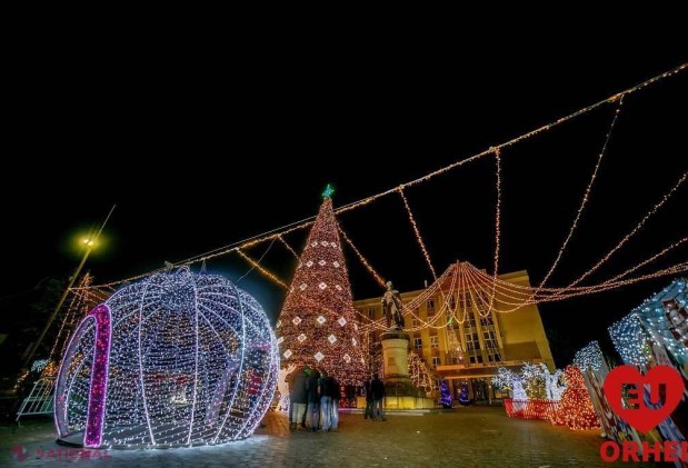 FOTO // Bradul din Orhei are 27 de metri și a „îmbrăcat haine naţionale”. Mii de localnici au venit la inaugurarea Pomului de Crăciun