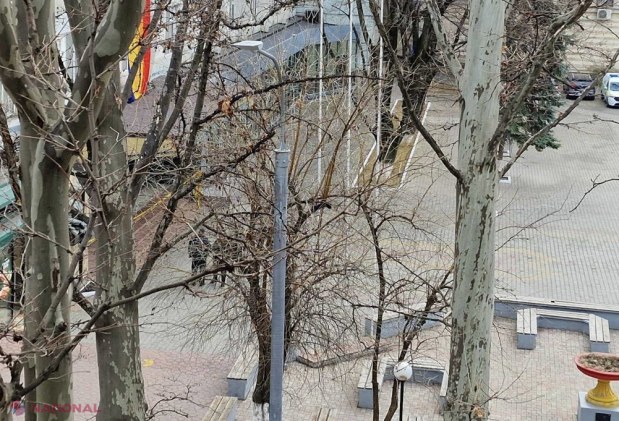 UPDATE, FOTO // Alertă cu BOMBĂ la Liceul „Gheorghe Asachi” din centrul capitalei. Oamenii legii au izolat intrarea în instituția de învățământ