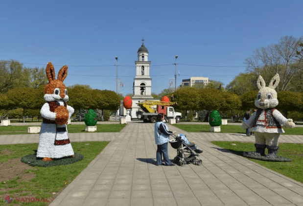 FOTO // Cum s-a pregătit Chișinăul de Paște: Iepuri și ouă în centrul capitalei