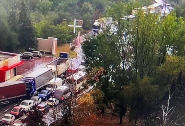 UPDATE // Traficul a fost RELUAT, după ce a fost conectat un generator de rezervă la PTF Leușeni - Albița. De mai bine de două ore nu a trecut nicio mașină din cauza unei pene de curent . Nimeni nu știe când va fi remediată problema