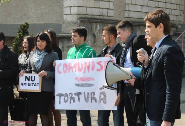 FOTO 7 aprilie // Protest în fața sediului comuniștilor: „Nu uităm!”