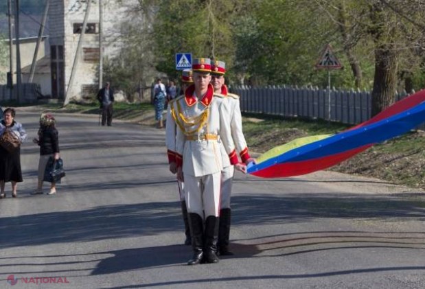 REPORTAJ FOTO // Drapel uriaş pe cel mai înalt deal din R. Moldova
