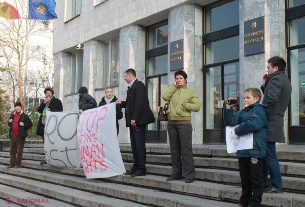 FOTO // Oamenii legii care l-au reținut pe activistul Anatol Mătăsaru au fost PREMIAȚI