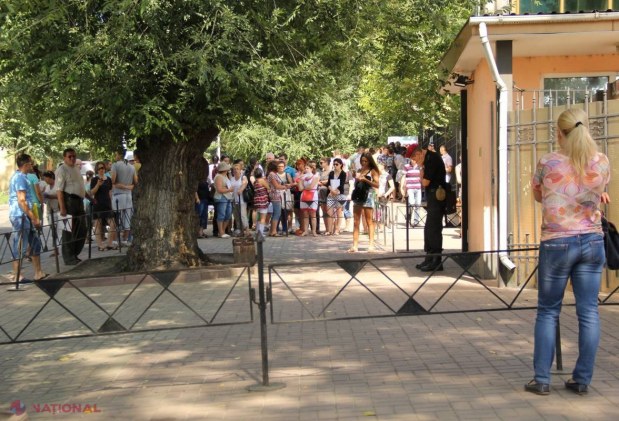 REPORTAJ FOTO // Cozi la Consulatul României! Tinerii vor la studii în țara vecină