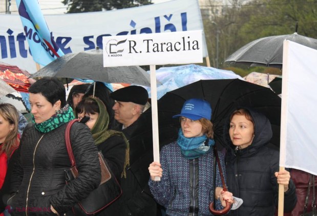 FOTO // Profesorii au ieșit în stradă a treia zi