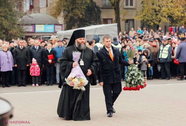FOTO // Hramul Orheiului, în TOI. Mii de orheieni au defilat la PARADA din centrul orașului. Cei prezenți așteaptă extragerea la TOMBOLA cu 200 de premii valoroase