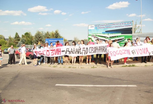 FOTO // Protestatari „ÎNARMAȚI”, în fața Aeroportului din Chișinău. Îl așteaptă pe Rogozin