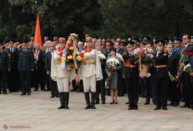 REPORTAJ FOTO // Bunica a bătut toba de Ziua Independenței R. Moldova