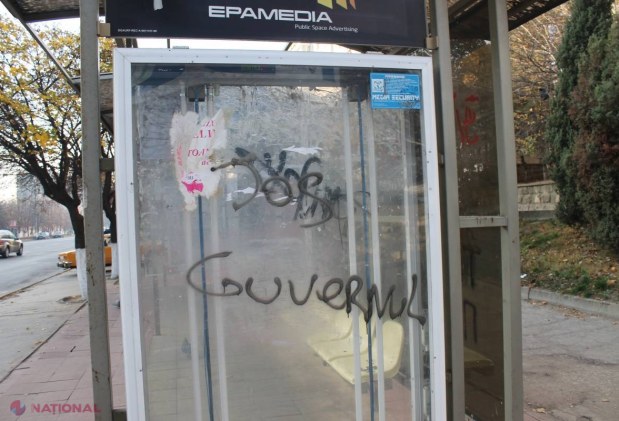 FOTO Lozinci anti-Guvern scrise cu ROȘU la stații au împânzit Chișinăul