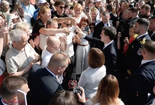 VIDEO, FOTO // Maia Sandu și Nicușor Dan, baie de mulțime în fața monumentului lui Ștefan cel Mare și Sfânt: „UNIRE, acum sau niciodată!”