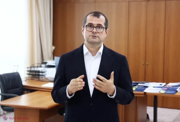 FOTO // Ce se afla pe masa de lucru a premierului Vasile Tofan în timp ce ce anunța lansarea „Moldova Project”