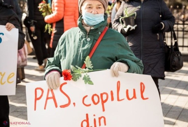 FOTO // „Bani de flori aveți, dar de pensii nu!”. Simpatizanții Partidului „ȘOR” i-a adus flori Maiei Sandu, inclusiv cactuși, pentru „ca să nu cheltuie banii poporului”