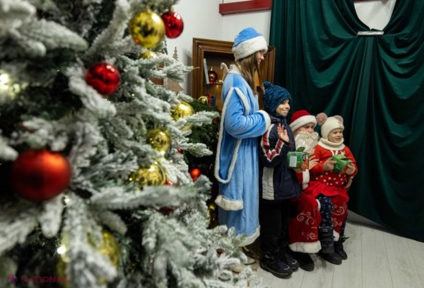 VIDEO // Cadouri dulci de la A.S.I.C.S. pentru copii la bradul de la Târgul de Crăciun din PMAN