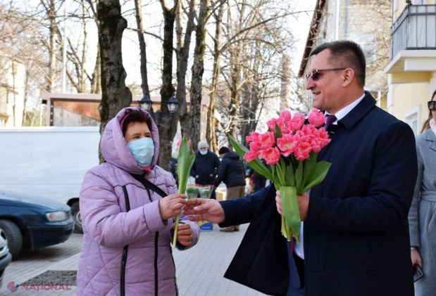 FOTO // Urări de bine și mii de flori au fost împărțite femeilor din orașul și raionul Orhei, precum și în alte localități din țară, de către echipa lui Ilan Șor