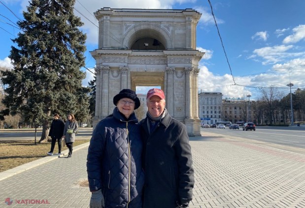 FOTO // Ambasadorul SUA a făcut TURUL Chișinăului, însoțit de soție și câinele familiei. Diplomatul așteaptă RECOMANDĂRILE moldovenilor privind locurile care merită văzute în R. Moldova