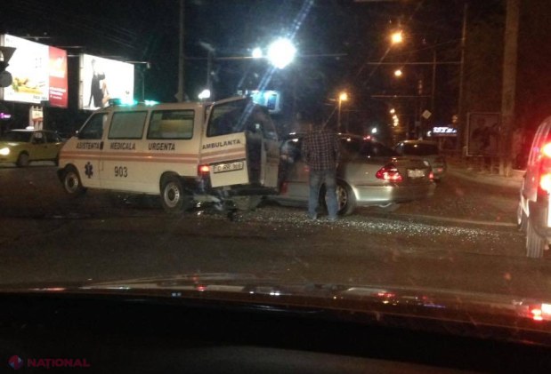 Accident în capitală. O ambulanţă, tamponată în timp ce transporta o femeie însărcinată
