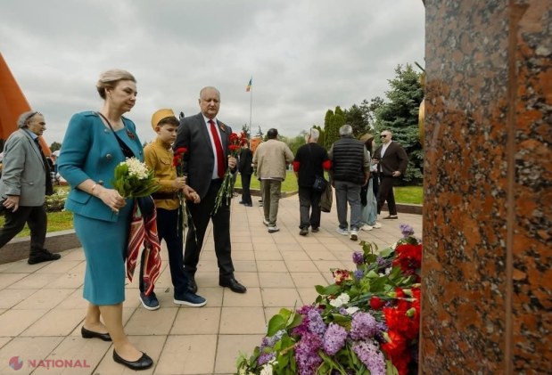 FOTO // Marș cu simboluri interzise și „Katiușa” în centrul Chișinăului: Politicienii proruși, gesturi pe placul lui Vladimir Putin de 9 mai