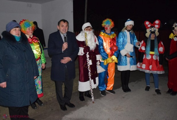FOTO // Echipa lui Ilan Șor de la Orhei INAUGUREAZĂ pomi de Crăciun în toate cele 74 de localități din raion